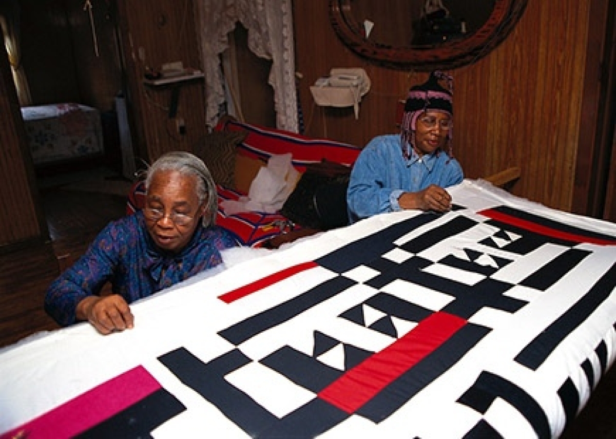 Gees bend quilt makers Mary Lee Bendolph and Loretta Pettway